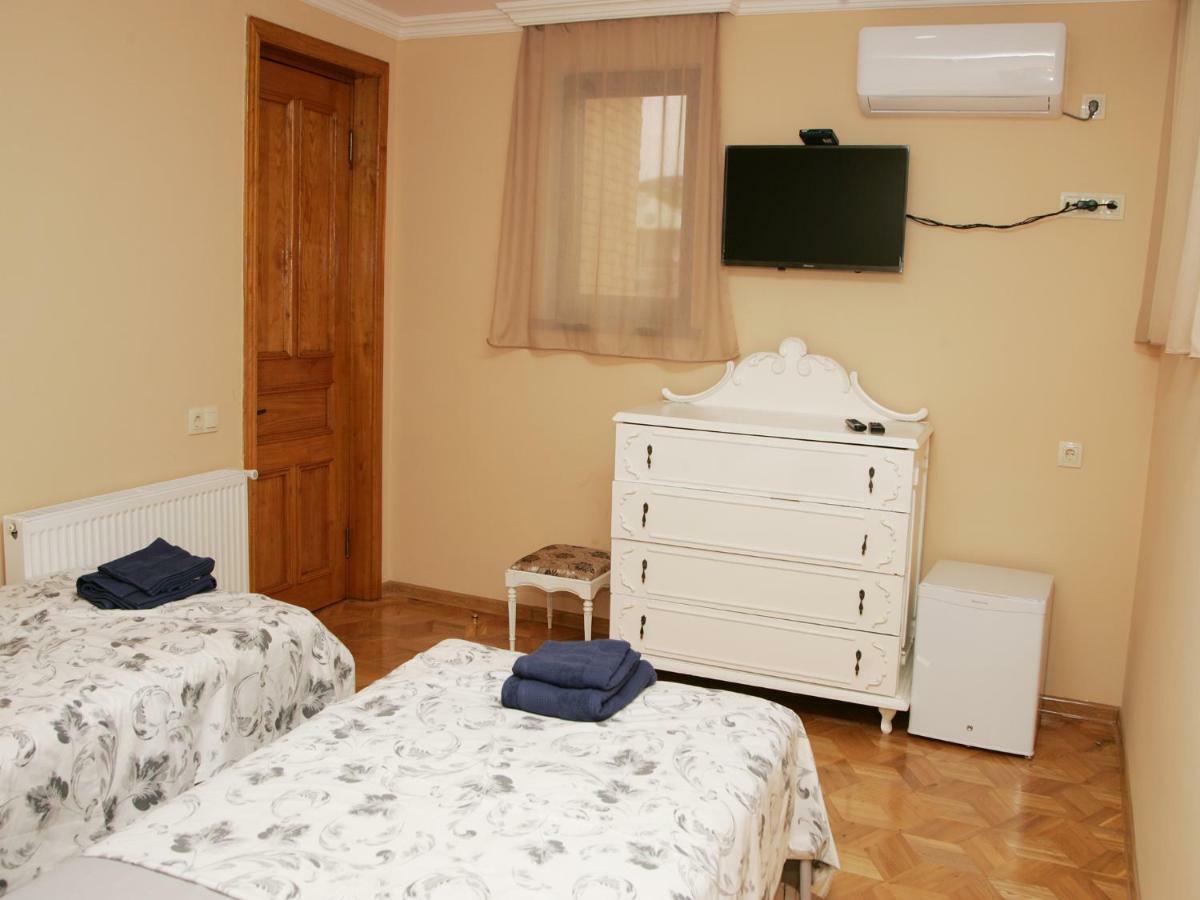 Two Towers Guest House Kutaisi Exterior photo